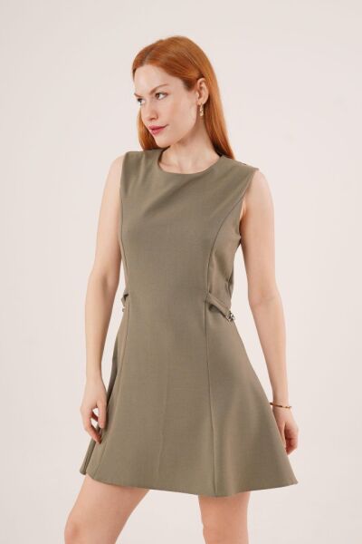 Yanları Zincir Detaylı Sıfır Kol Haki Mini Elbise