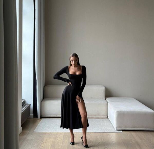 Kadın Kare Yaka Derin Göğüs Ve Bacak Dekolteli Midi Boy Elbise