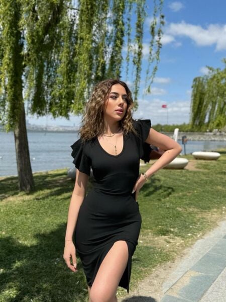 Kadın Kısa Kollu V Yakalı Kolları Volanlı Yandan Yırtmaçlı Kısa Janjan Krep Elbise