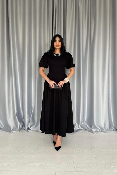 Siyah Etek Yanları Büzgülü Balon Kollu Elbise