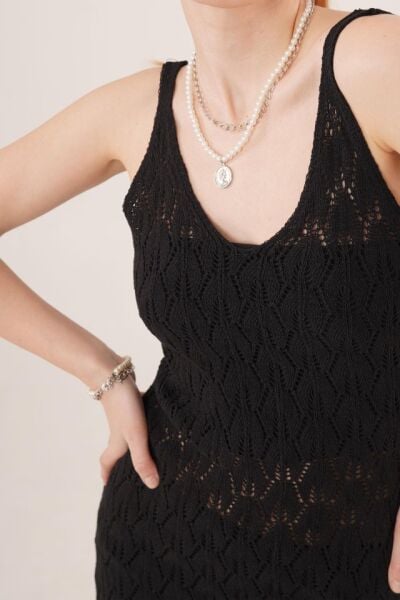 Ajurlu V Yaka Püskül Detaylı Siyah Elbise