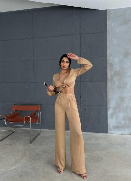 SATEN BÜZGÜ DETAYLI CROP BLUZ-PANTOLON TAKIM - Bej