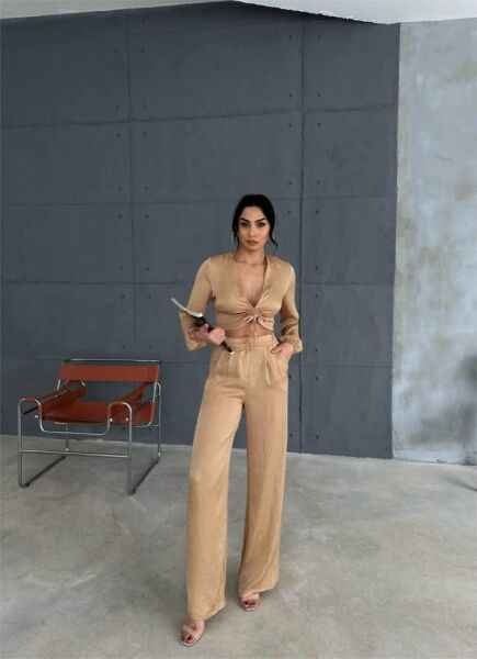 SATEN BÜZGÜ DETAYLI CROP BLUZ-PANTOLON TAKIM - Bej