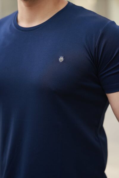 Erkek Bisiklet Yaka Arma Detaylı Basic Kısa Kollu Tişört