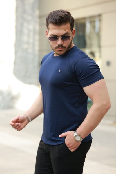 Erkek Bisiklet Yaka Arma Detaylı Basic Kısa Kollu Tişört