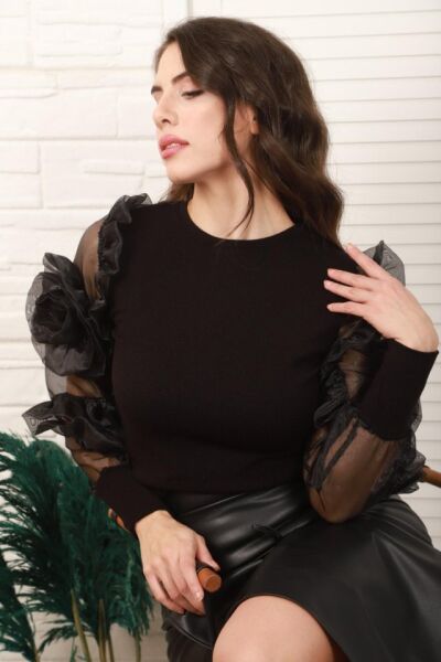 Siyah Kolları Organze Detaylı Bluz