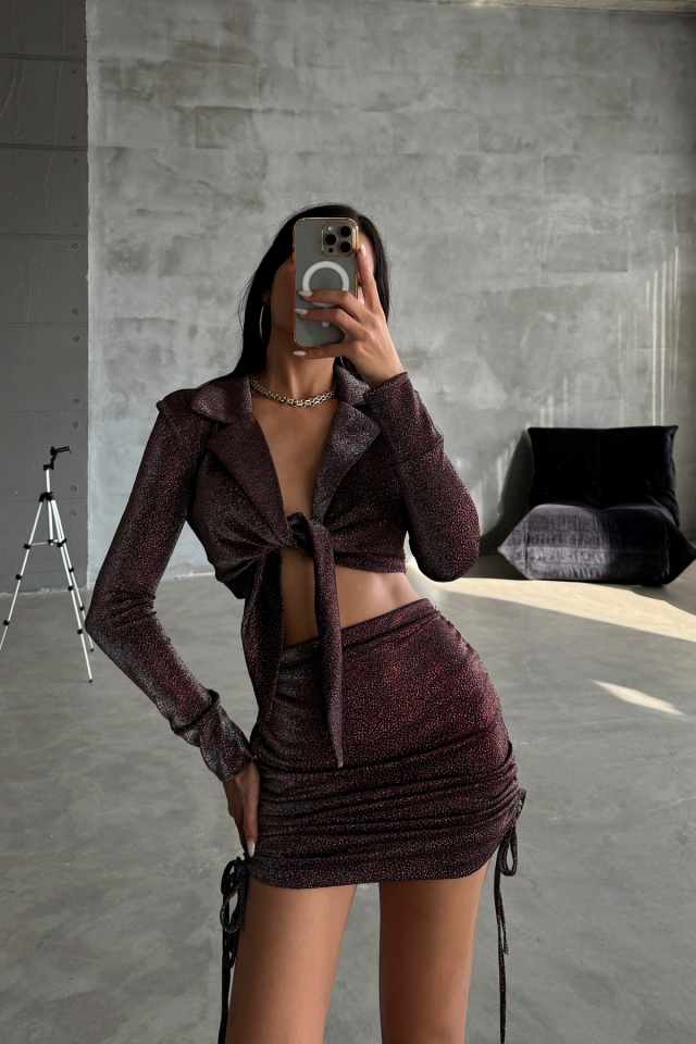 SİMLİ KUMAŞ BAĞLAMA DETAYLI CROP BLUZ -  KISA BÜZGÜ DETAYLI ETEK - Bordo