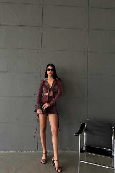 SİMLİ KUMAŞ BAĞLAMA DETAYLI CROP BLUZ -  KISA BÜZGÜ DETAYLI ETEK - Bordo