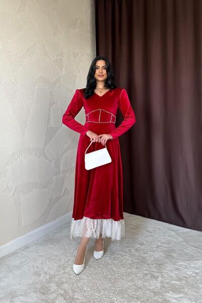 Kırmızı İnci Aksesuarlı Kadife Elbise