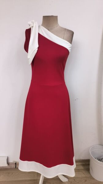 Kadın Tek Omuzu Açık Omuzlardan Kurdela Detaylı çift Renkli Ithal Krep Elbise